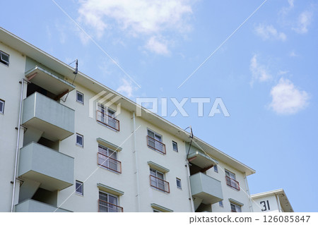 A large-scale Showa-era housing complex standing out against a blue sky (close-up) 126085847
