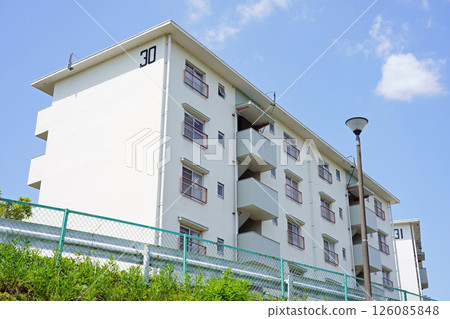 藍天映襯下閃耀的昭和時代大型住宅社區(全景) 藍天映襯下閃耀的昭和時代大型住宅社區(全景) 126085848