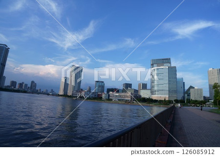 從海濱長廊欣賞城市及其摩天大樓 126085912