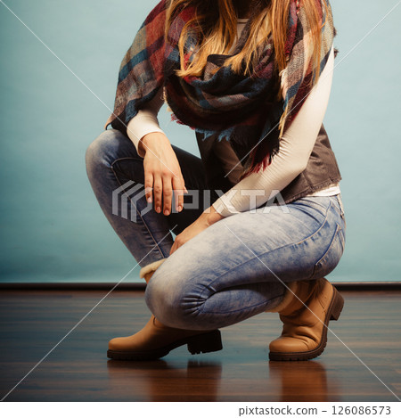 Fashionable girl in autumn warm clothing Fashionable girl in autumn warm clothing 126086573