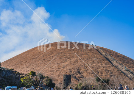 伊東市(靜岡縣)藍天映襯下的大室山營火美景 伊東市(靜岡縣)藍天映襯下的大室山營火美景 126088165