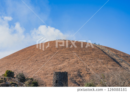 伊東市(靜岡縣)藍天映襯下的大室山營火美景 伊東市(靜岡縣)藍天映襯下的大室山營火美景 126088181