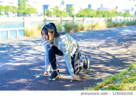 蹲下開始 - 開始減肥 - 河邊慢跑的酷女人 蹲下開始 - 開始減肥 - 河邊慢跑的酷女人 126088268