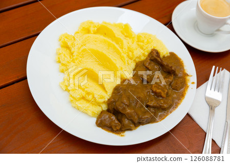 Liver goulash with gravy and mashed potatoes 126088781