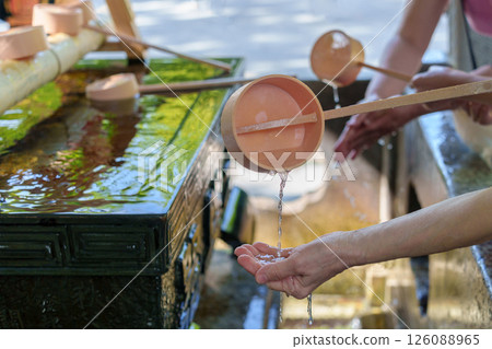人們在柱水屋（秩父神社）洗手 126088965