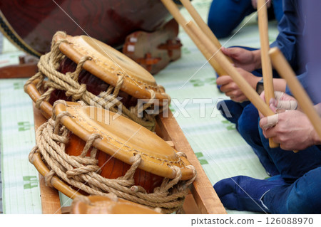 節慶期間人們擊鼓（日本埼玉縣秩父市） 126088970