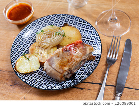 Leg of lamb served with potatoes and onions Leg of lamb served with potatoes and onions 126089001
