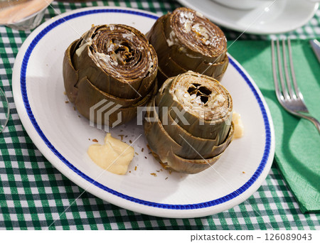 Steamed artichokes with sauce aioli 126089043