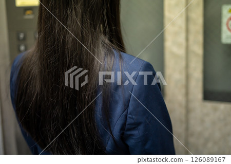 高中女生搭電梯的背影,日常生活,風險 高中女生搭電梯的背影,日常生活,風險 126089167