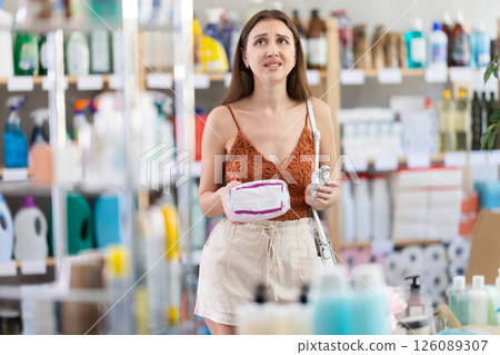 Girl suffers from menstrual pain and chooses pads 126089307