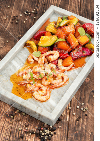 Prawn salad with caramelized tropical fruits. 126092334