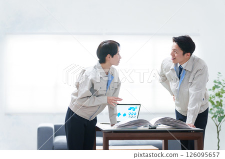 穿著工作服的商人正在開會 126095657