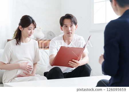 規劃師和懷孕夫婦 規劃師和懷孕夫婦 126095659