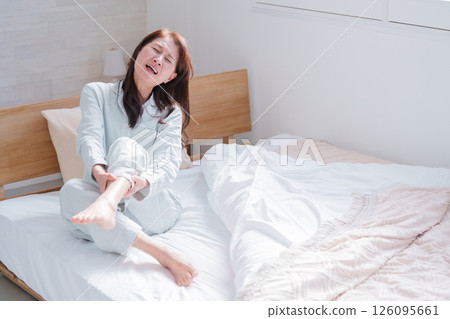 腿抽筋的老年婦女 126095661