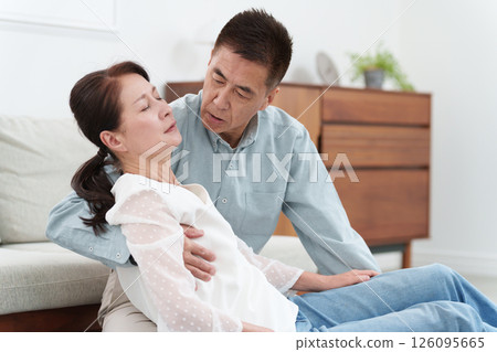一位老人幫助一位摔倒的老年婦女 一位老人幫助一位摔倒的老年婦女 126095665