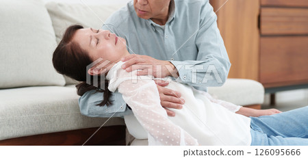 一位老人幫助一位摔倒的老年婦女 一位老人幫助一位摔倒的老年婦女 126095666