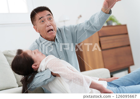 一位老人幫助一位摔倒的老年婦女 一位老人幫助一位摔倒的老年婦女 126095667