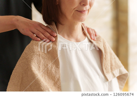 休閒工作人員和高級女性顧客 126095674