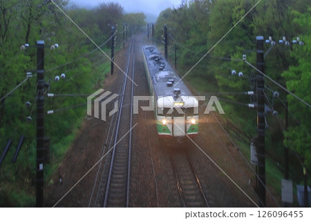 信濃鐵道115系列車（第一代信州色）行駛在新綠與雨水交織的信濃道路上_照片拍攝於2025年5月2日 126096455