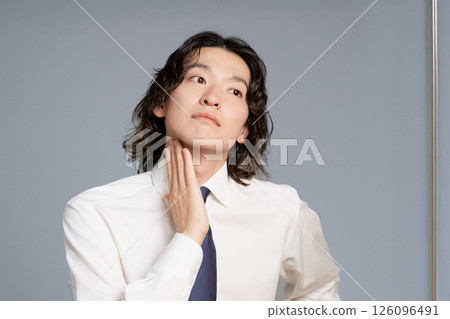 緩解頸部僵硬,恢復活力:上班族的自我按摩 緩解頸部僵硬,恢復活力:上班族的自我按摩 126096491