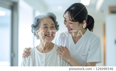 一位護理人員溫柔地扶著一位老年婦女 126096546