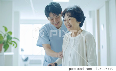 一位護理人員溫柔地扶著一位老年婦女 126096549
