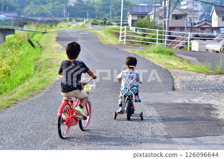 男孩們騎自行車，兄弟們 126096644