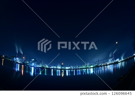 用魚眼鏡頭拍攝的工廠夜景 126096645