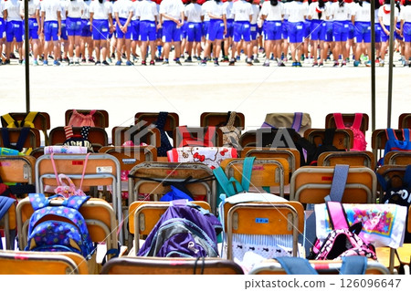 運動會,椅子排成一排 運動會,椅子排成一排 126096647