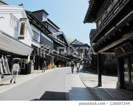 成田山表參道：遊客眾多的復古街景 / 千葉縣成田市 126097244