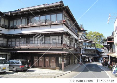 成田山新勝寺的參道：三層木造復古店鋪林立的街道 / 千葉縣成田市 126097246