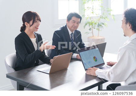 一位商人在辦公室會議 一位商人在辦公室會議 126097536