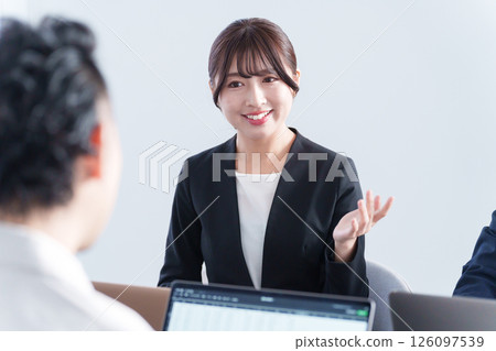一位商人在辦公室會議 126097539