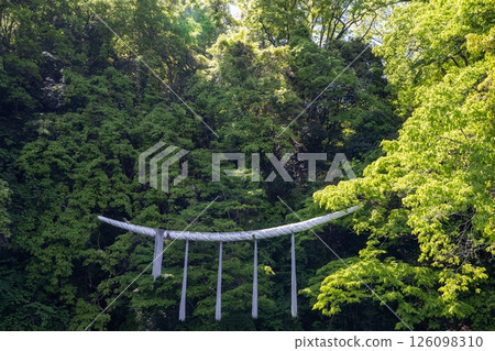 從相模湖的天鵝船上眺望山上大明神社的繩索 126098310