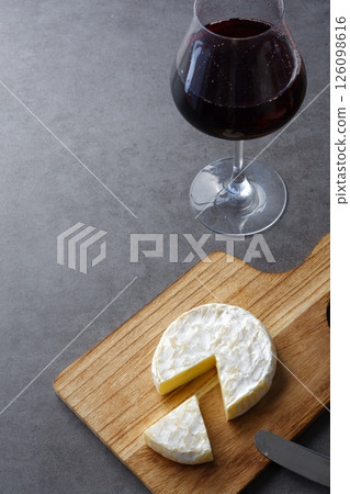 倒入酒杯中的紅酒和卡門貝爾起司作為小吃，享受輕鬆的時刻。 126098616