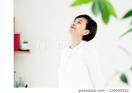站立在窗口的資深婦女 站立在窗口的資深婦女 126099502