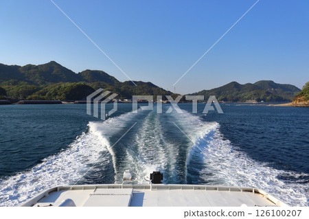 View of a ship leaving Tomoura Port (bound for Imabari) 126100207