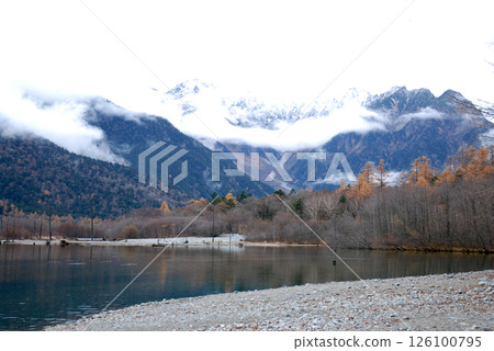 初冬的上高地 / 從大正池眺望穗高山脈的第一場雪（初冬） 126100795