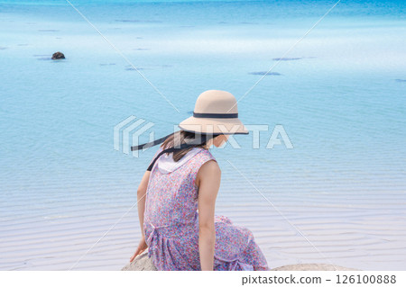 [Tropical Resort] A tourist woman walking on tetrapods 126100888