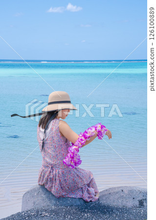[Tropical Resort] A tourist woman walking on tetrapods 126100889