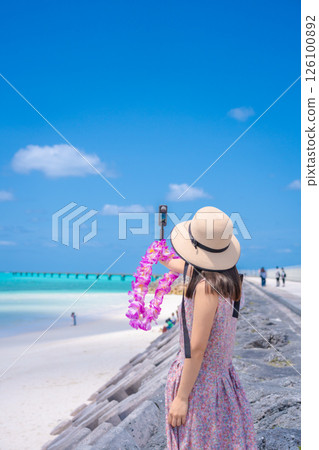 [Tropical Resort] A young woman waiting for a flight at 17 End 126100892