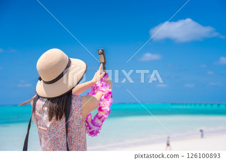 [Tropical Resort] A young woman waiting for a flight at 17 End 126100893