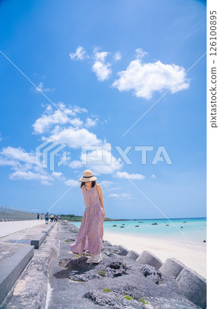 [Tropical Resort] A tourist woman walking on tetrapods 126100895