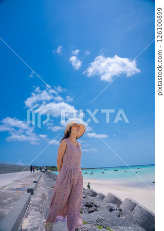 [Tropical resort] Blue skies and endless sand patterns on the beach 126100899