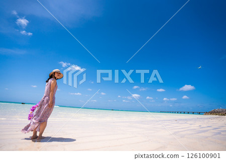 【熱帶度假勝地】蔚藍的天空與沙灘上無盡的沙紋 126100901