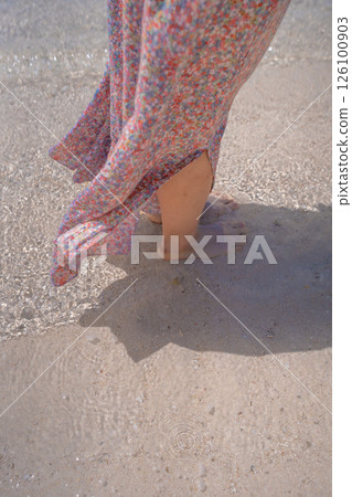 [熱帶度假村] 女人在海灘上行走，腳，沒有臉 126100903
