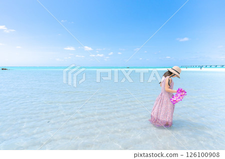 [Tropical resort] Blue skies and endless sand patterns on the beach 126100908