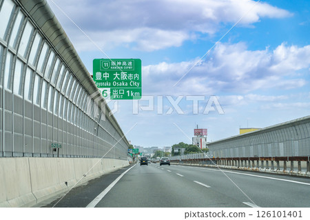 行駛在大阪府豐中市名神高速公路豐中出入口附近的汽車 行駛在大阪府豐中市名神高速公路豐中出入口附近的汽車 126101401