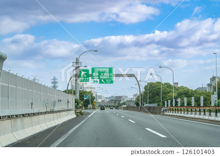 A car traveling near the Toyonaka Interchange on the Meishin Expressway in Toyonaka City, Osaka Prefecture A car traveling near the Toyonaka Interchange on the Meishin Expressway in Toyonaka City, Osaka Prefecture 126101403