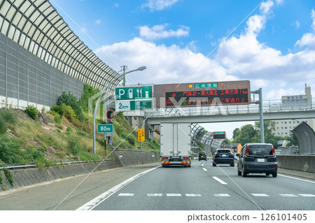 A truck traveling near the Suita Service Area on the Meishin Expressway in Suita City, Osaka Prefecture 126101405